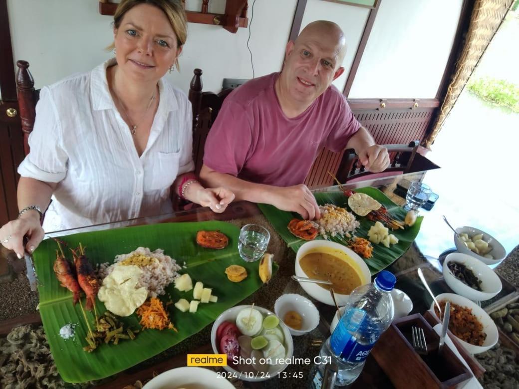 Hotel Thara'S Houseboat Alappuzha Exterior foto